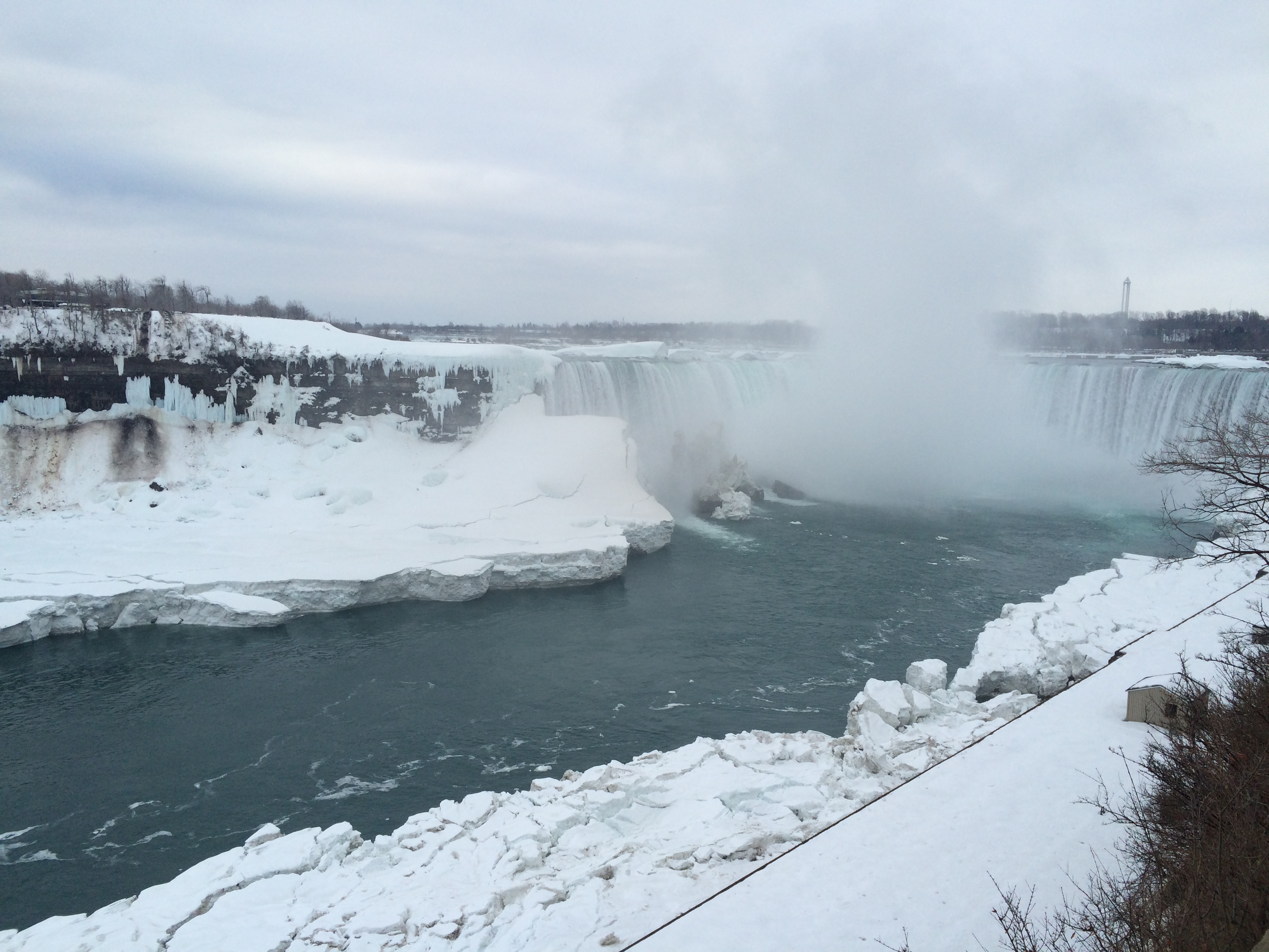 chutes du niagara sous la neige