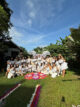 Cérémonie de remise des diplômes en blanc de la formation professeur de yoga House of Om à Bali dans un jardin tropical