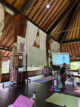 Cours d'anatomie du yoga en immersion à Bali chez House of Om avec un squelette, un tableau blanc et un professeur