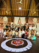 Photo de groupe de la promotion de diplômés YTT 200h chez House of Om Bali devant un mandala de fleurs au Shala