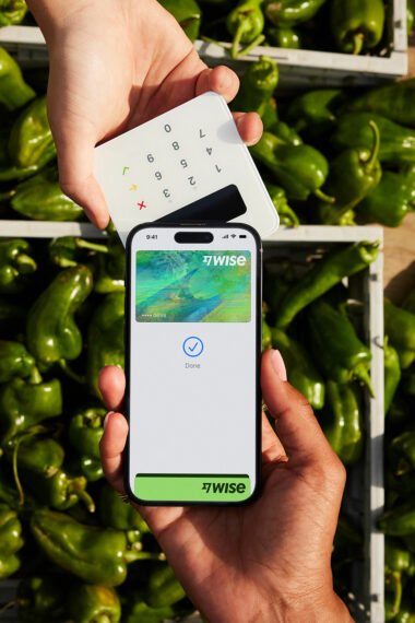 Utilisation de la carte virtuelle Wise sur iPhone pour un paiement sans contact Apple Pay