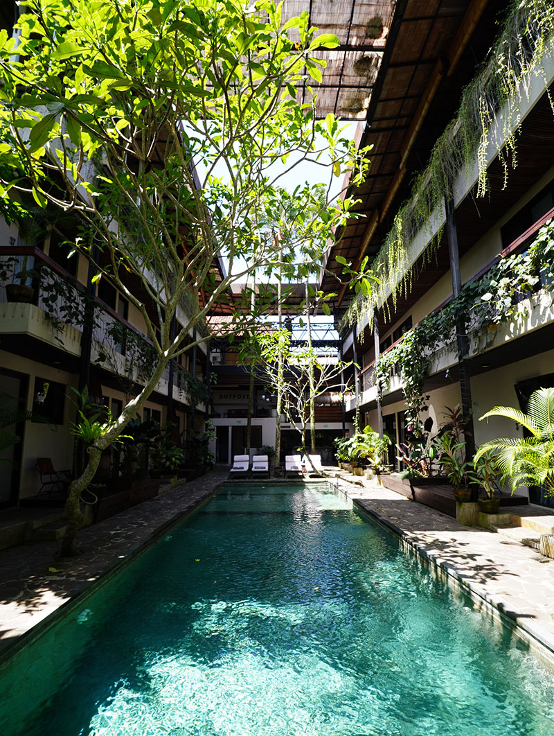 piscine exterieure et vegetation tropicale au coeur de l hotel outpost ubud