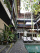 transats au bord de la piscine et architecture de l espace coliving outpost ubud
