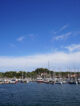Arrivée en bateau au port de Porquerolles sous un ciel bleu