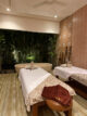 Salle de massage et baignoire en pierre au Putri Bali Spa à Ubud