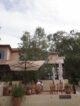 Terrasse de restaurant ombragée par des parasols dans le village de Porquerolles