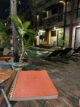 carnet de notes sur la terrasse exterieure pres de la piscine de l hotel outpost ubud