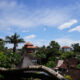 Vue sur les toits balinais traditionnels et la végétation verdoyante à Ubud